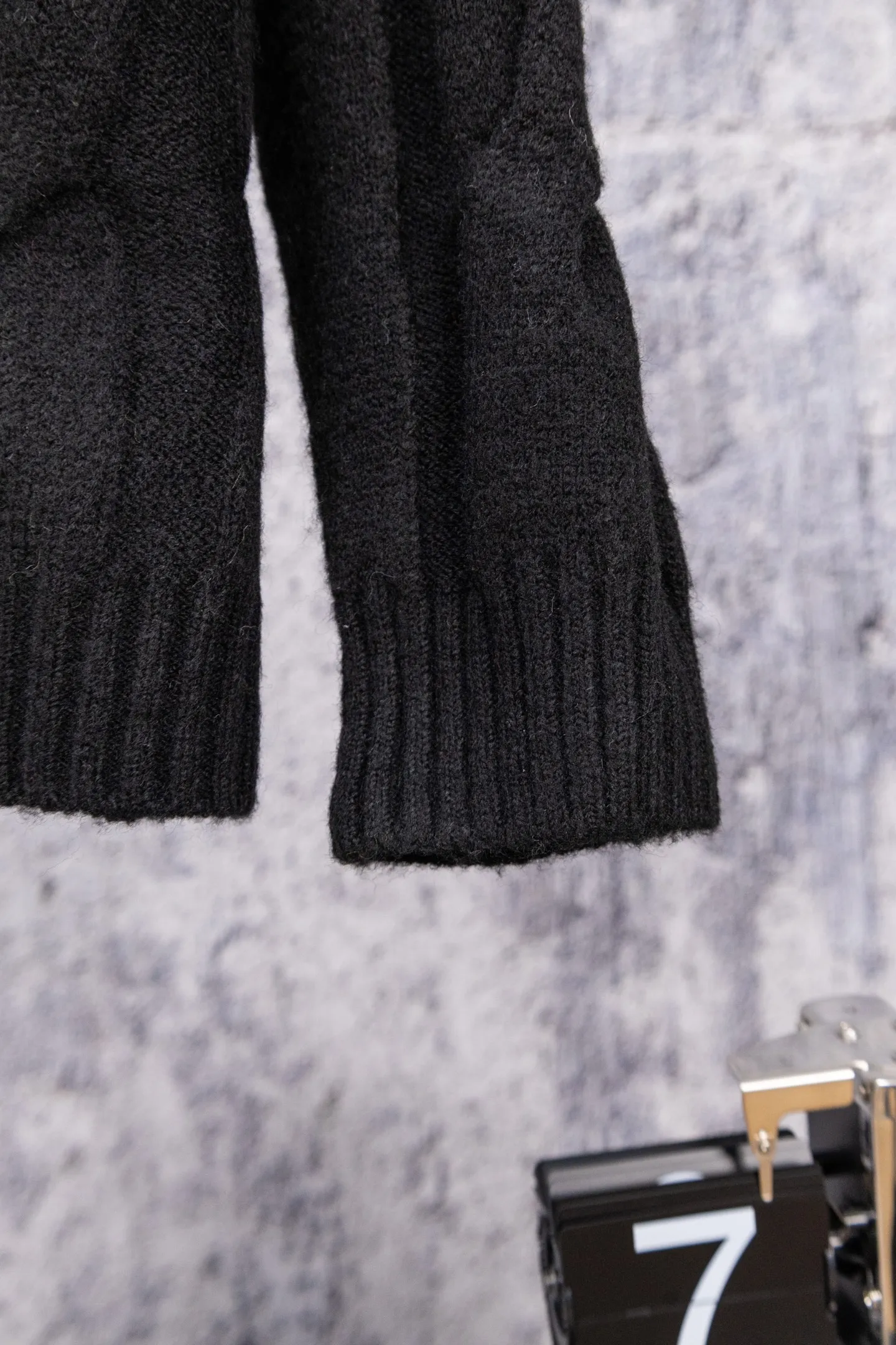 P190 Ralph Lauren 2026 new blended twist craft autumn and winter high-quality double zipper stand collar knitted cardigan jacket. Its design is really amazing. The blended twist craft makes it full of texture. The double zipper stand collar design is not only warm but also super stylish. Wearing it instantly enhances your temperament. Whether it is paired with a dress or jeans, it can be easily worn, showing a high-end feel in autumn and winter. The colors are also super nice, and each one is super elegant. Wearing them while walking on the street will turn heads 100% of the time. 🎺 This autumn and winter, buy yourself a warm and fashionable jacket, so that you can look beautiful in the cold weather. Size: S M L Color: Beige Black Gray